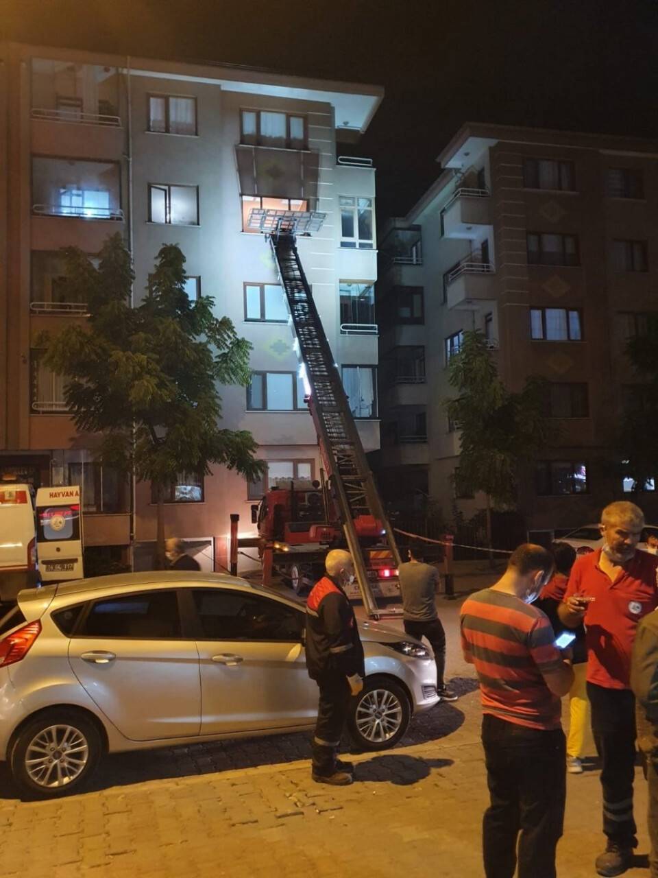 Polislere kapıyı açmayan kadının evindeki kokuların sebebi ortaya çıktı