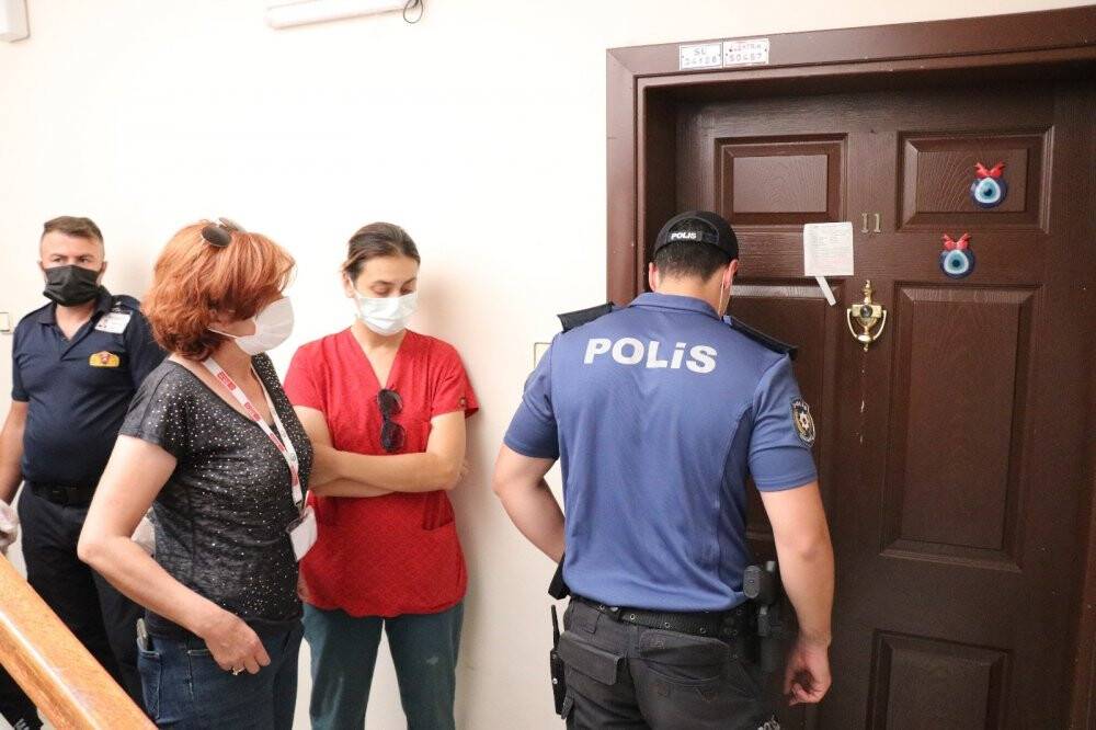 Polislere kapıyı açmayan kadının evindeki kokuların sebebi ortaya çıktı
