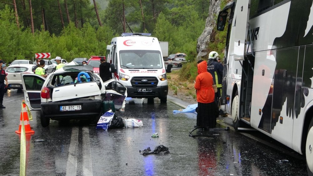 Yolcu otobüsüyle otomobil çarpıştı: 2 ölü