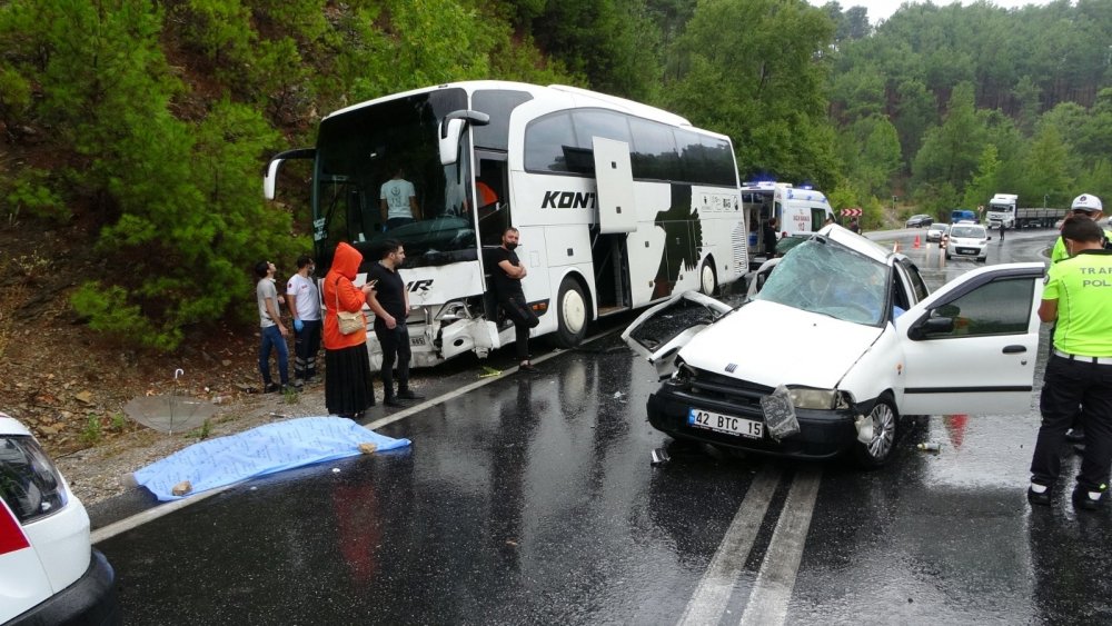 Yolcu otobüsüyle otomobil çarpıştı: 2 ölü