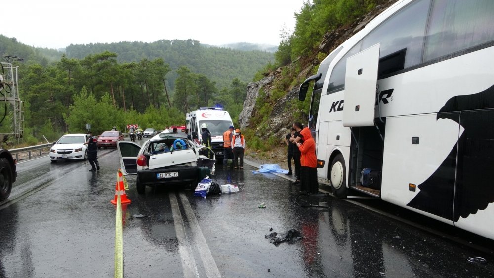 Yolcu otobüsüyle otomobil çarpıştı: 2 ölü