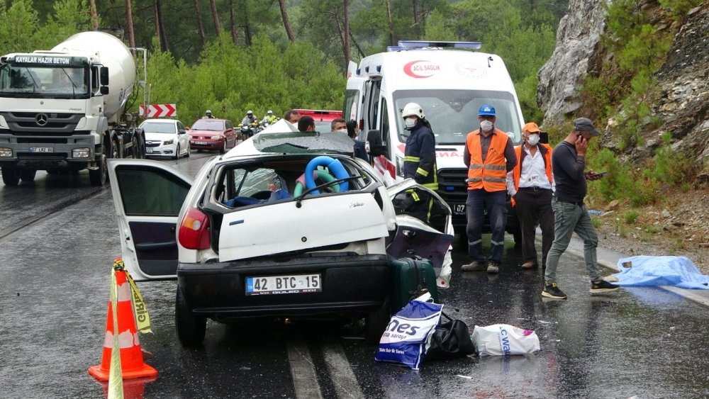 Yolcu otobüsüyle otomobil çarpıştı: 2 ölü