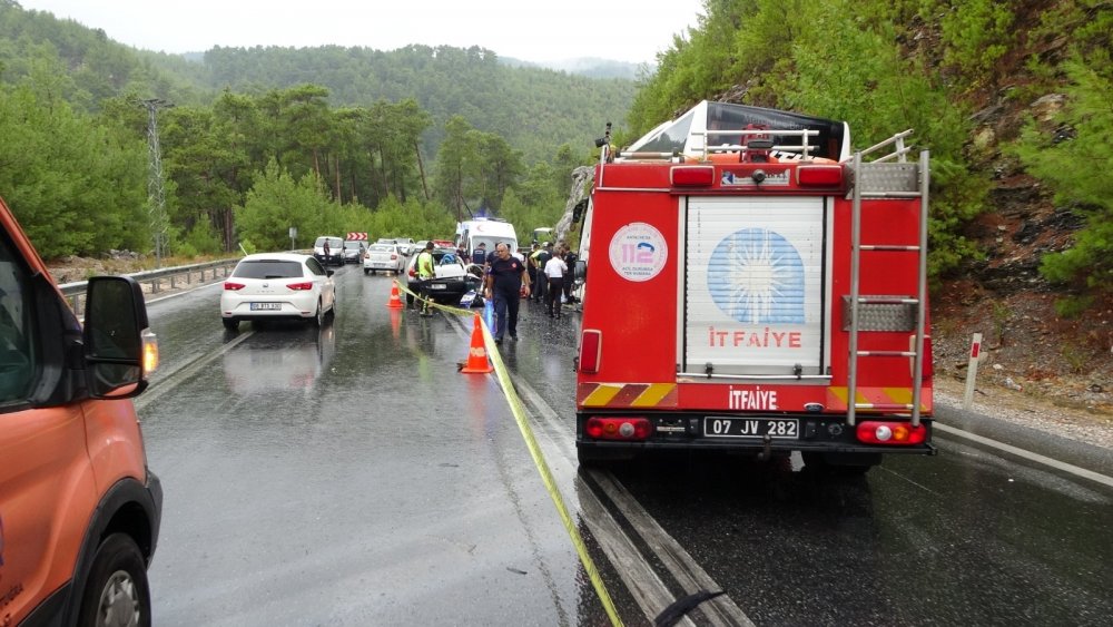 Yolcu otobüsüyle otomobil çarpıştı: 2 ölü