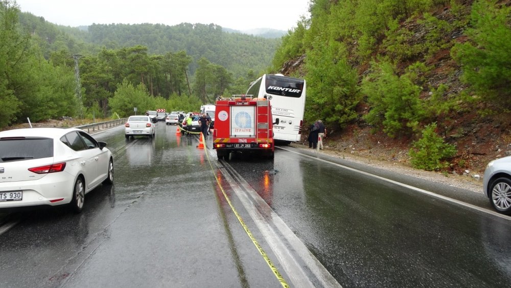 Yolcu otobüsüyle otomobil çarpıştı: 2 ölü