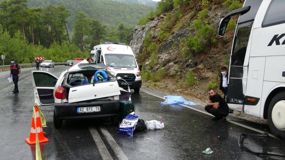 Yolcu otobüsüyle otomobil çarpıştı: 2 ölü