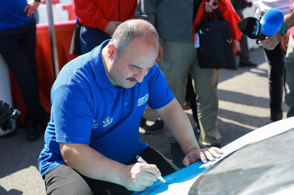 Bakan Varank, Binek Otonom Araç Yarışması’nda gençlerle bir araya geldi