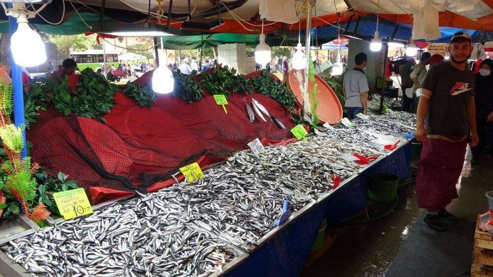 Hamsi 10 liraya düştü, marul fiyatları tavan yaptı