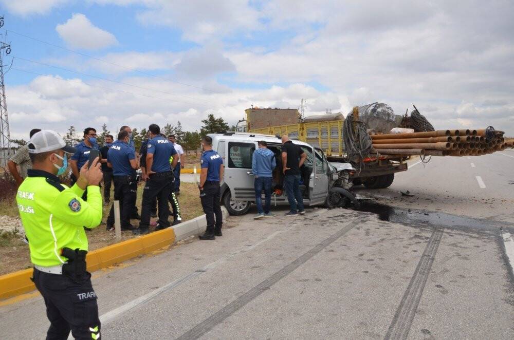 Konya'da hafif ticari araç ile iş makinesi çarpıştı: 4 yaralı