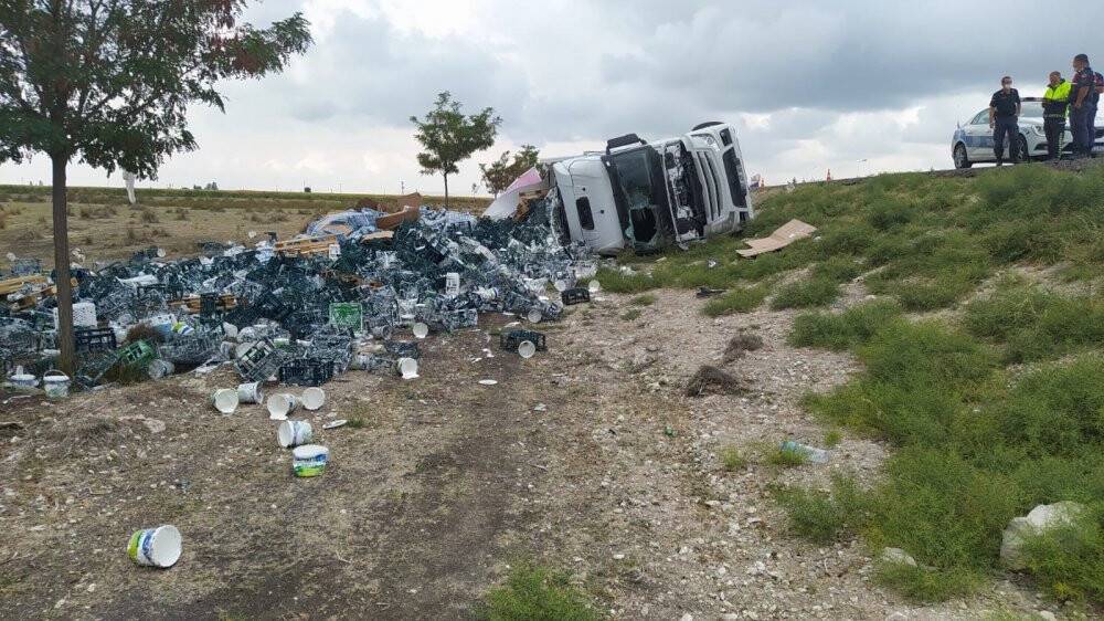 Konya'da kaza! Devrilen tırın sürücüsü yaralandı