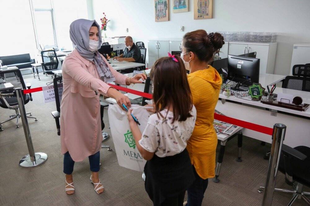 Meram’da ihtiyaç sahibi ailelerin çocuklarına kırtasiye desteği