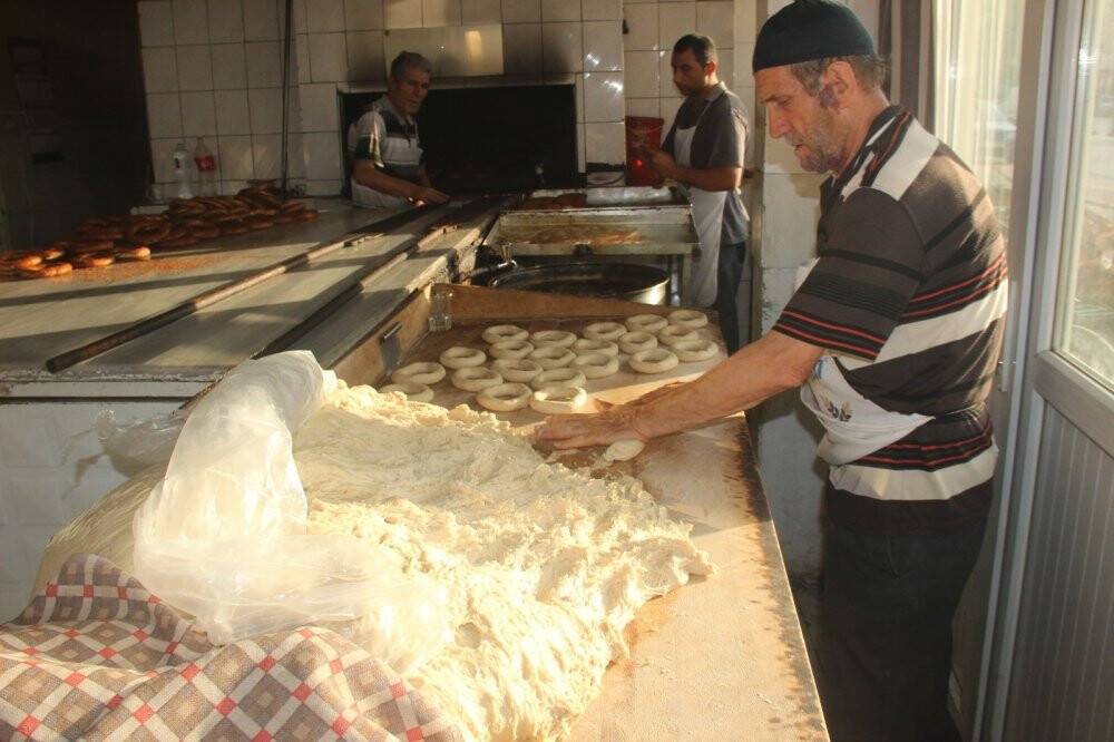 Osmanlı’dan günümüze vazgeçilmez lezzet ‘kara fırın simidi’