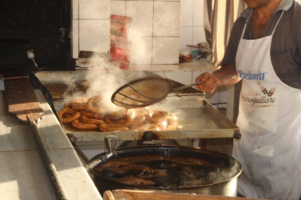 Osmanlı’dan günümüze vazgeçilmez lezzet ‘kara fırın simidi’