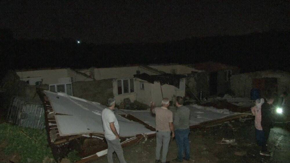 Şiddetli rüzgar nedeniyle bazı ev ve ahırların çatısı uçtu