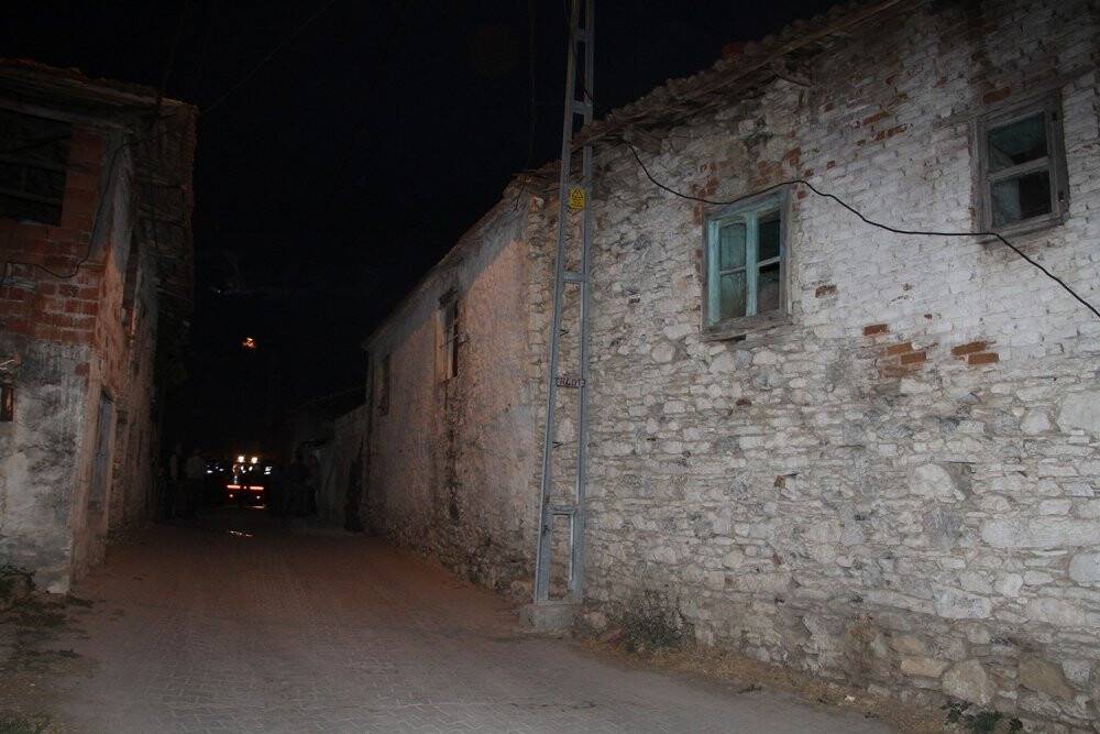 Tarhana sermek isterken 4 metreden beton zemine düşen yaşlı kadın hayatını kaybetti