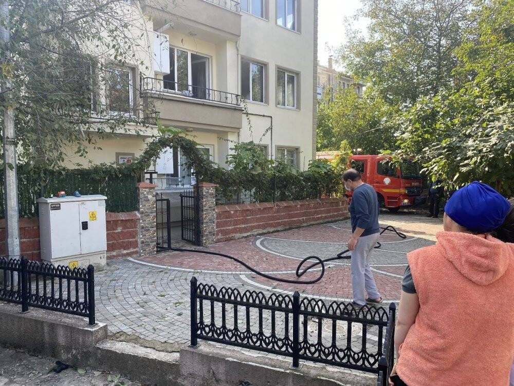 Telefon şarjdayken prizden yangın çıktı, aile son anda kurtuldu