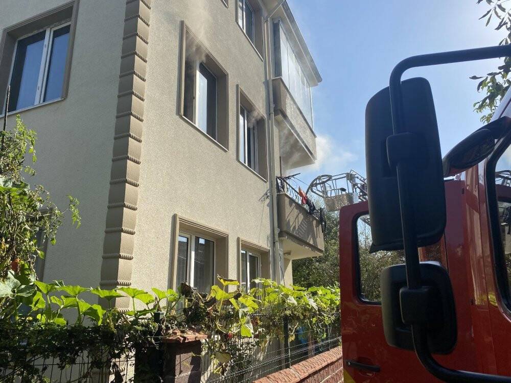 Telefon şarjdayken prizden yangın çıktı, aile son anda kurtuldu