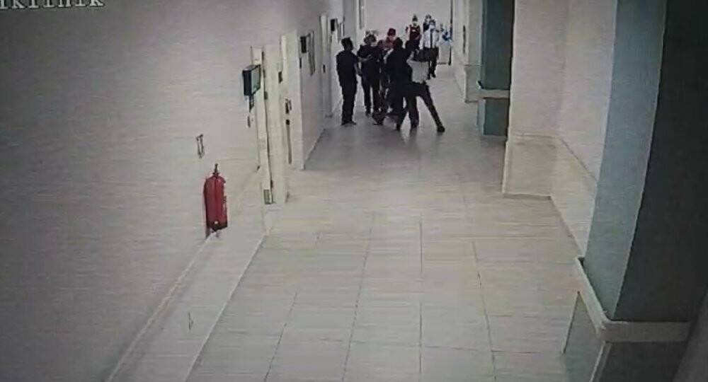 Acil servis doktoruna yumruklu saldırı