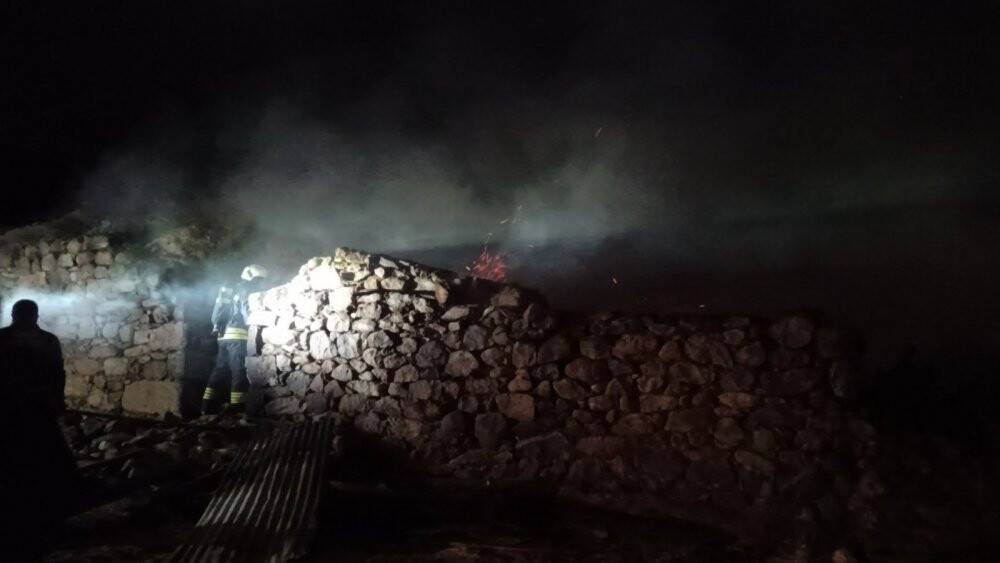 Ahırda çıkan yangın ucuz atlatıldı