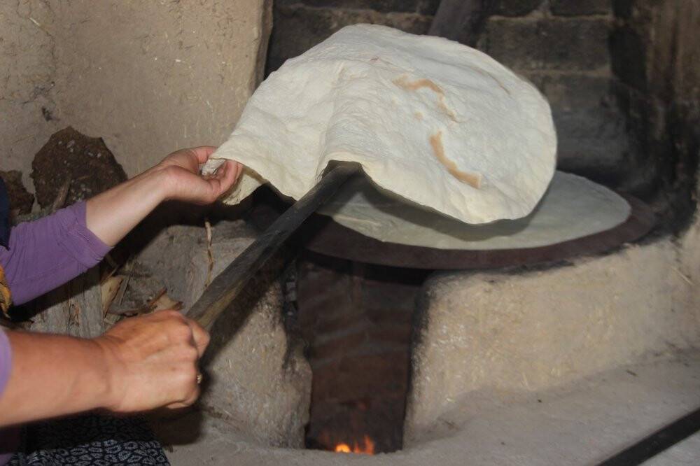 Kışlık ekmeklerini imece usulü ile yapıyorlar