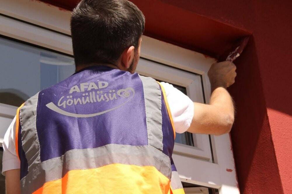 Konya AFAD gönüllüleri okul boyadı