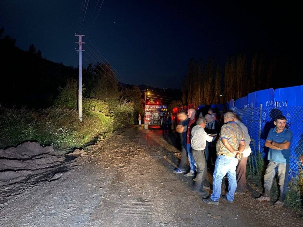 Misafirliğe gittikleri evde çıkan yangında baba ve üç çocuğu yaşamını yitirdi