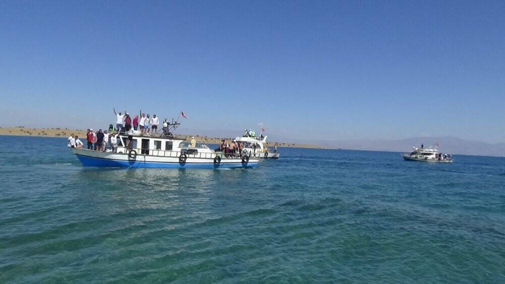 Van Gölü için 2 kilometre yüzdüler