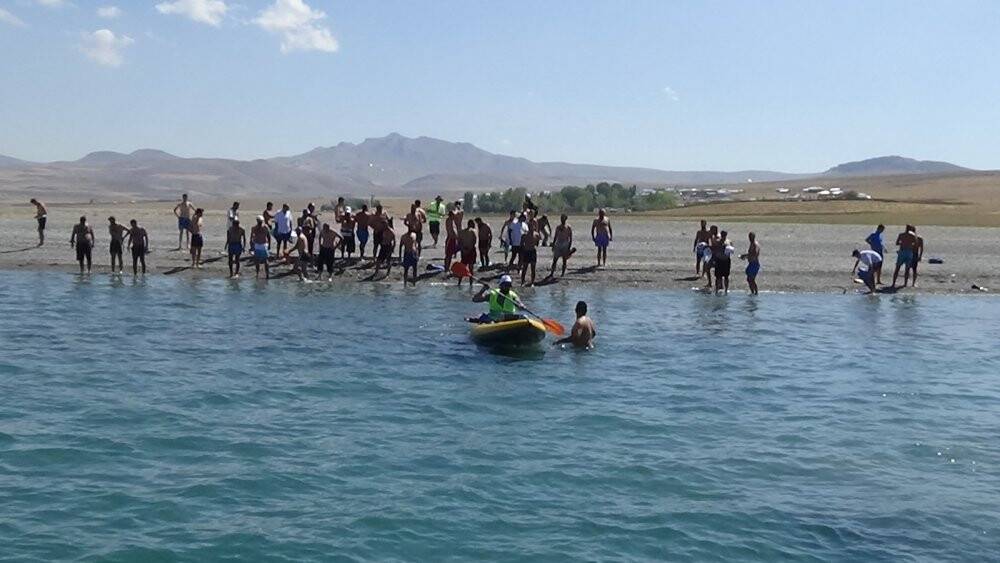 Van Gölü için 2 kilometre yüzdüler