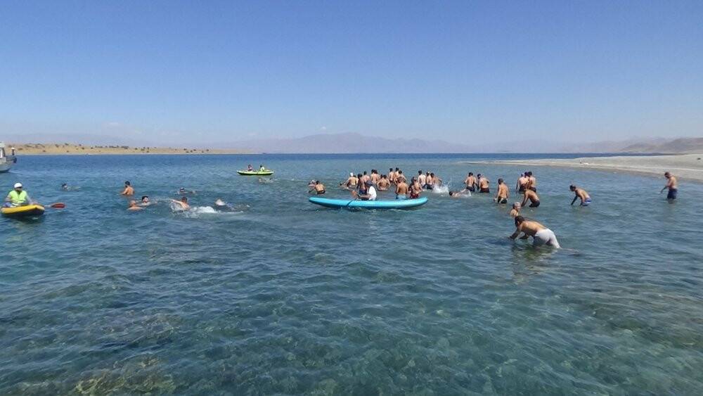 Van Gölü için 2 kilometre yüzdüler