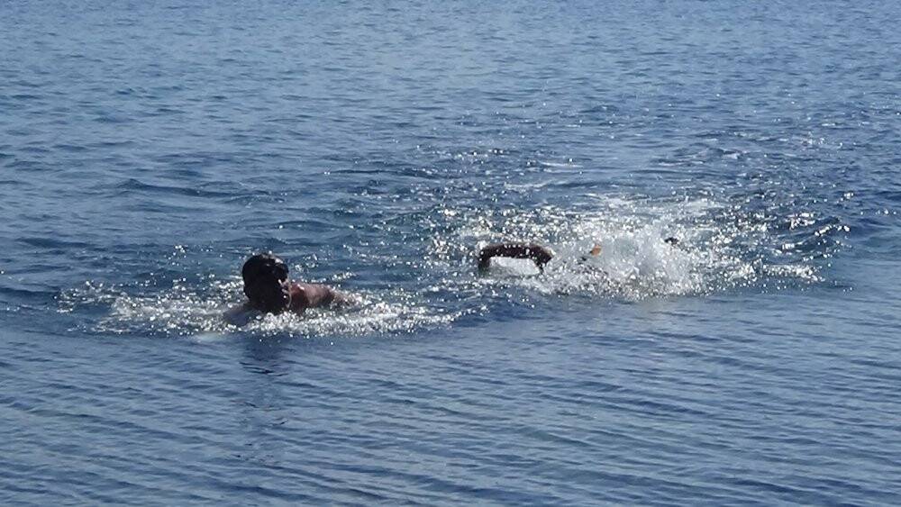 Van Gölü için 2 kilometre yüzdüler