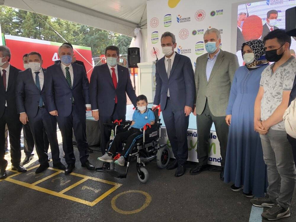 Bakan Özer mavi kapaklarla alınan tekerlekli sandalyeyi öğrenciye hediye etti