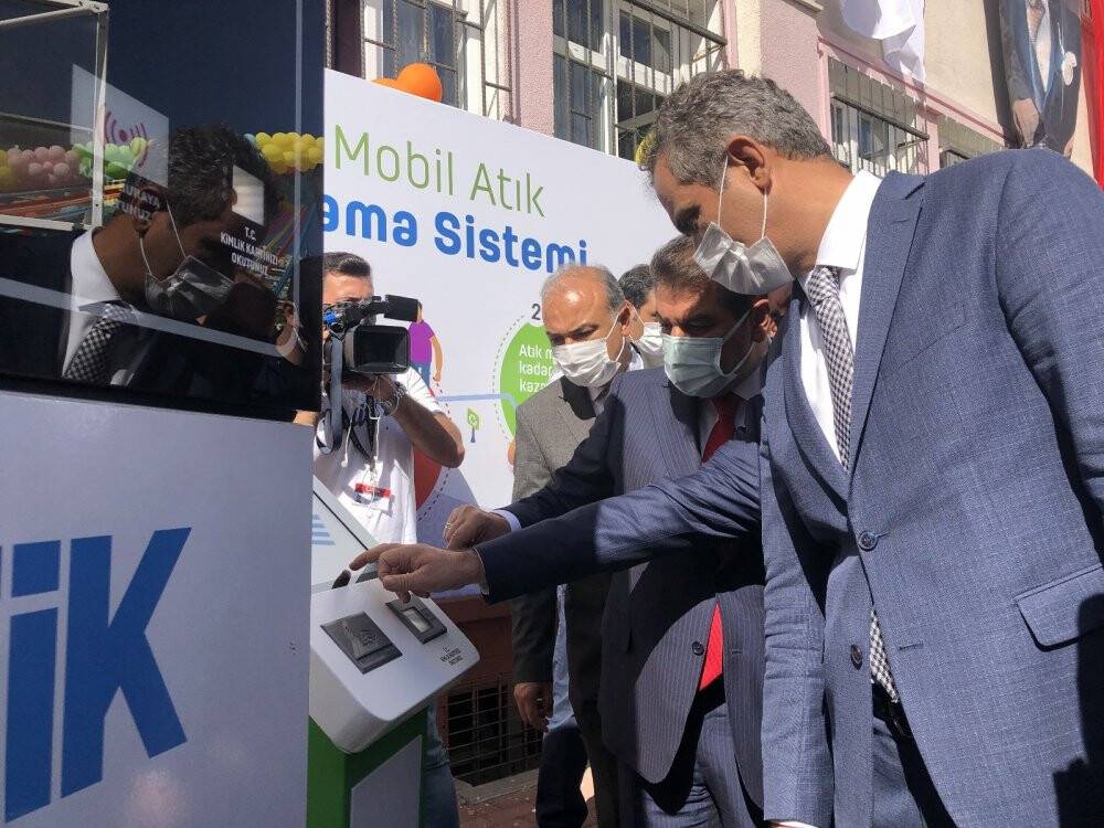 Bakan Özer mavi kapaklarla alınan tekerlekli sandalyeyi öğrenciye hediye etti