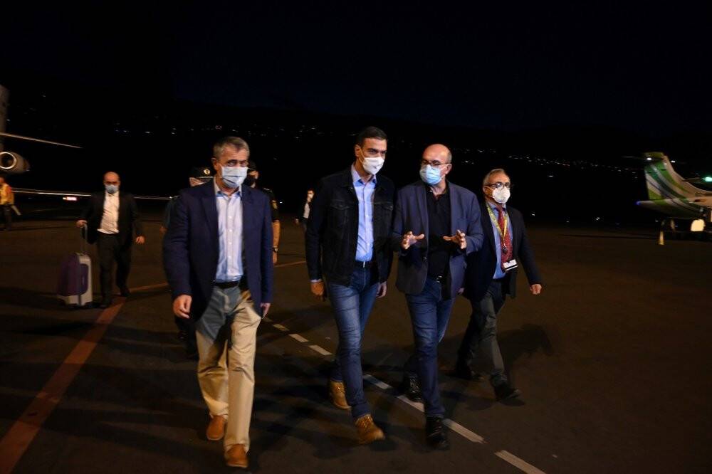 Kanarya Adaları’ndaki yanardağ lav püskürtmeye devam ediyor