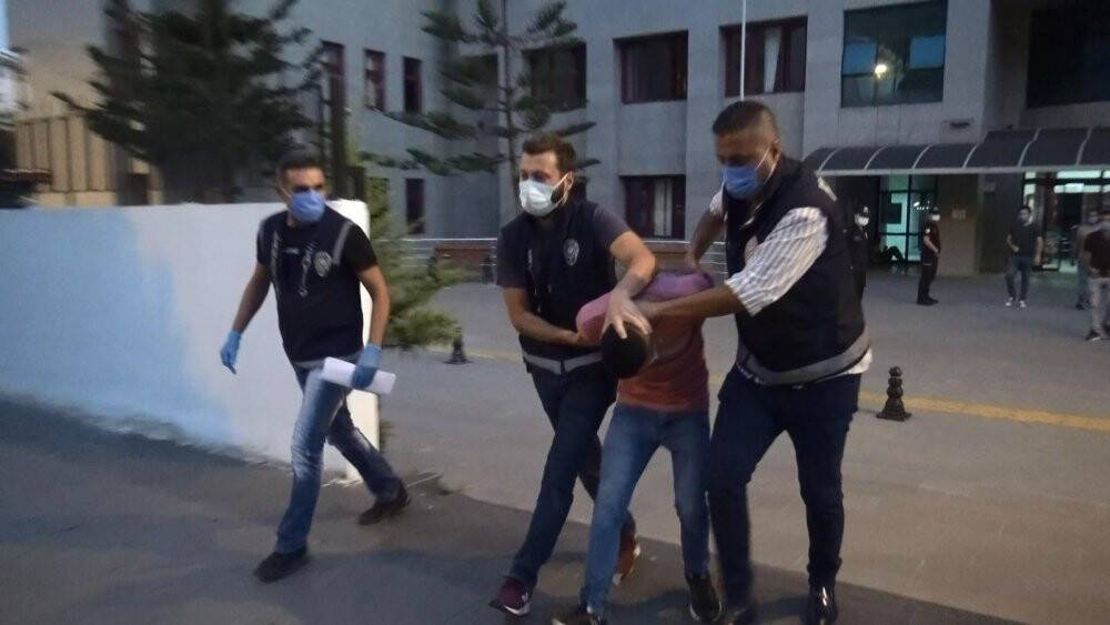 Ustabaşının boğazına bıçak dayayarak rehin alan garson: "Öldürmek isteseydim, öldürürdüm"