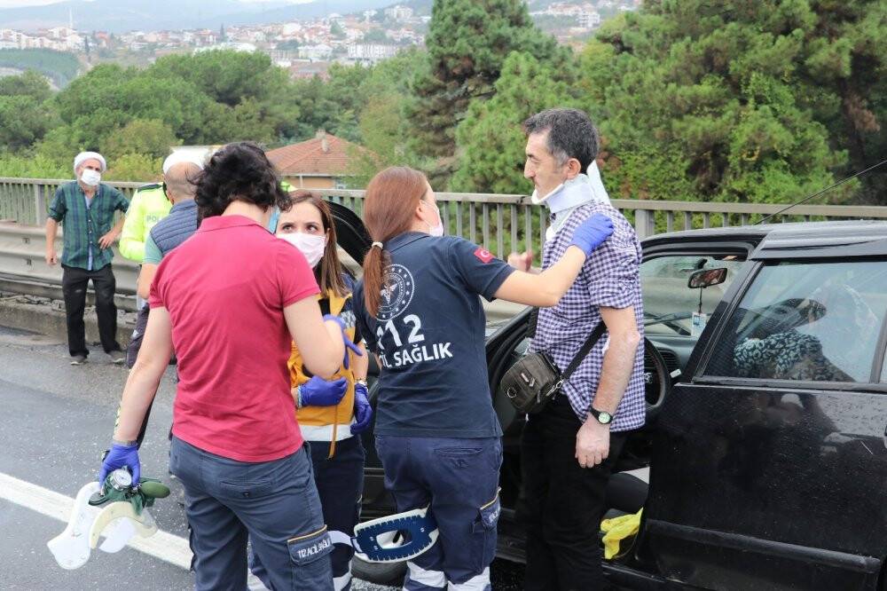 9 araç birbirine girdi, İstanbul istikameti trafiğe kapandı: 4 yaralı
