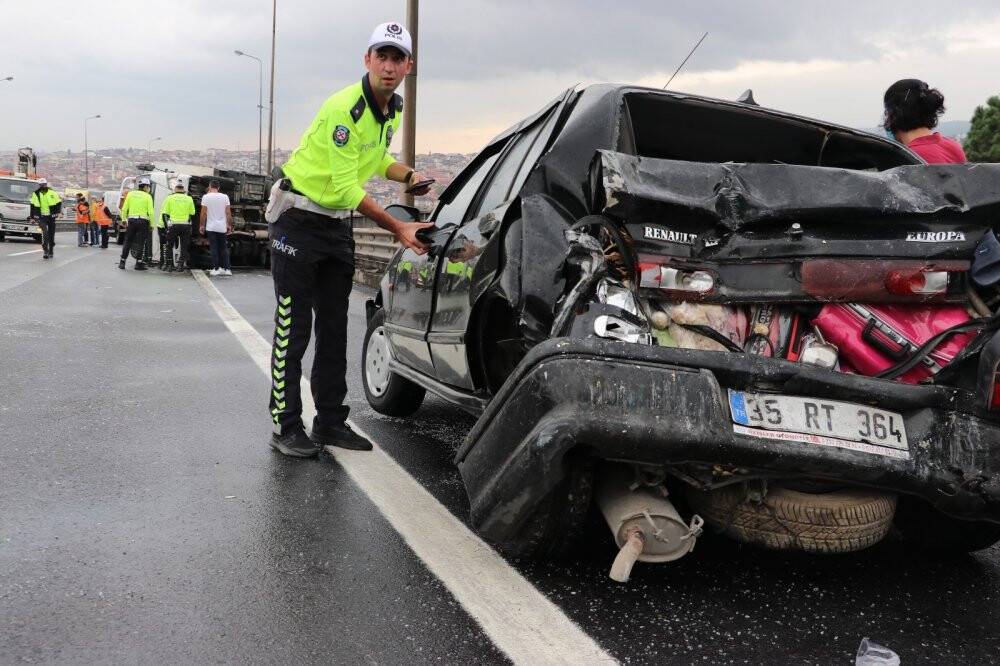 9 araç birbirine girdi, İstanbul istikameti trafiğe kapandı: 4 yaralı