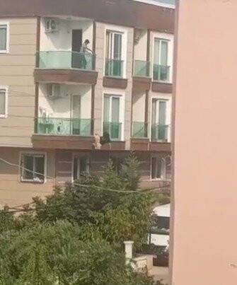 Çığlık atarak balkona çıkan kadın, ikinci kattan düşerek ağır yaralandı