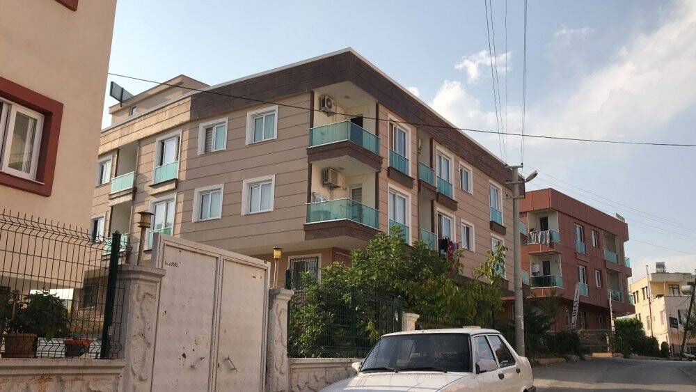 Çığlık atarak balkona çıkan kadın, ikinci kattan düşerek ağır yaralandı
