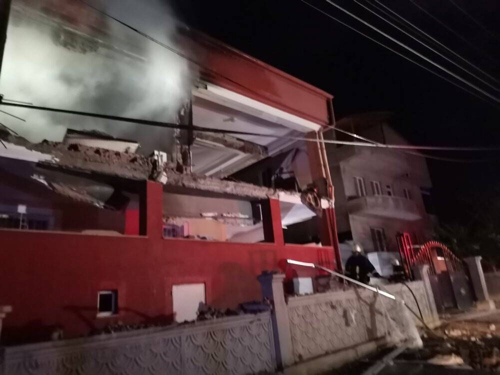 Doğalgaz patlaması 2 katlı binayı harabeye çevirdi: 2’si ağır 5 yaralı