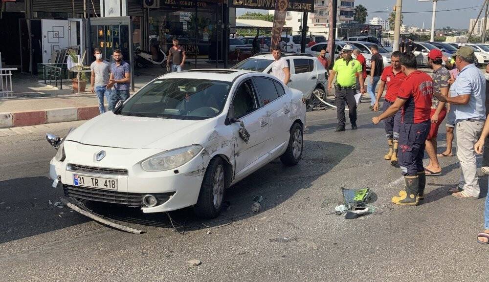 Park halindeki araca çarpan otomobil devrildi, vatandaşlar düzeltti