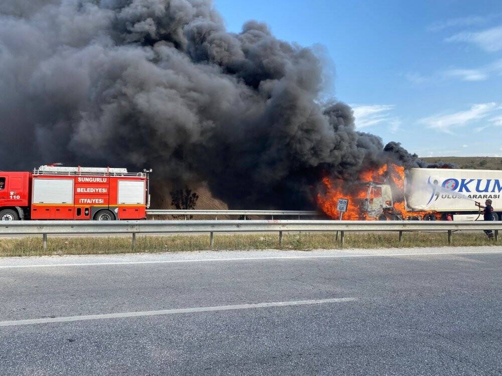 Seyir halindeki tır alev topuna döndü