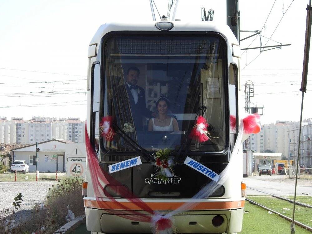 Tramvay, gelin aracı oldu