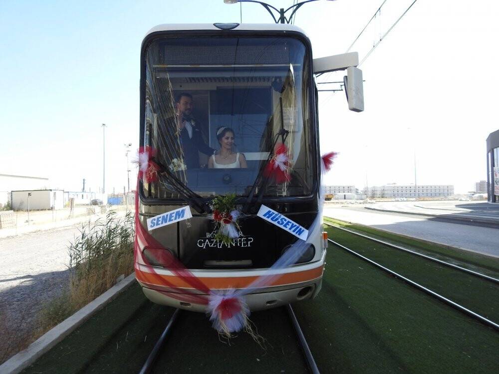 Tramvay, gelin aracı oldu