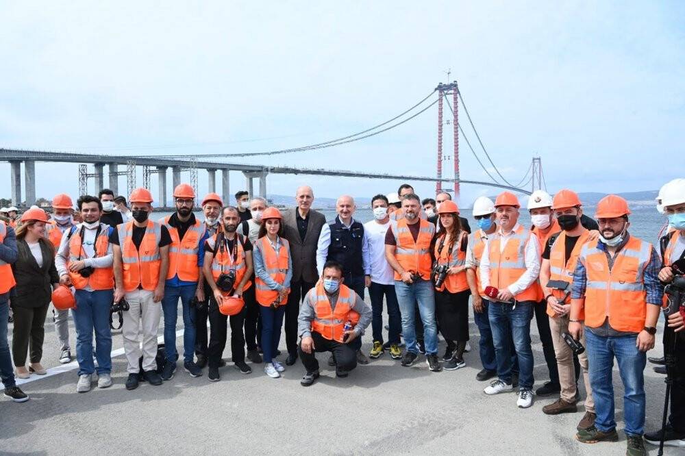 Ulaştırma Bakanı Karaismailoğlu, 1915 Çanakkale Köprüsü’ndeki kedi yolundan Anadolu’dan Avrupa’ya yürüdü