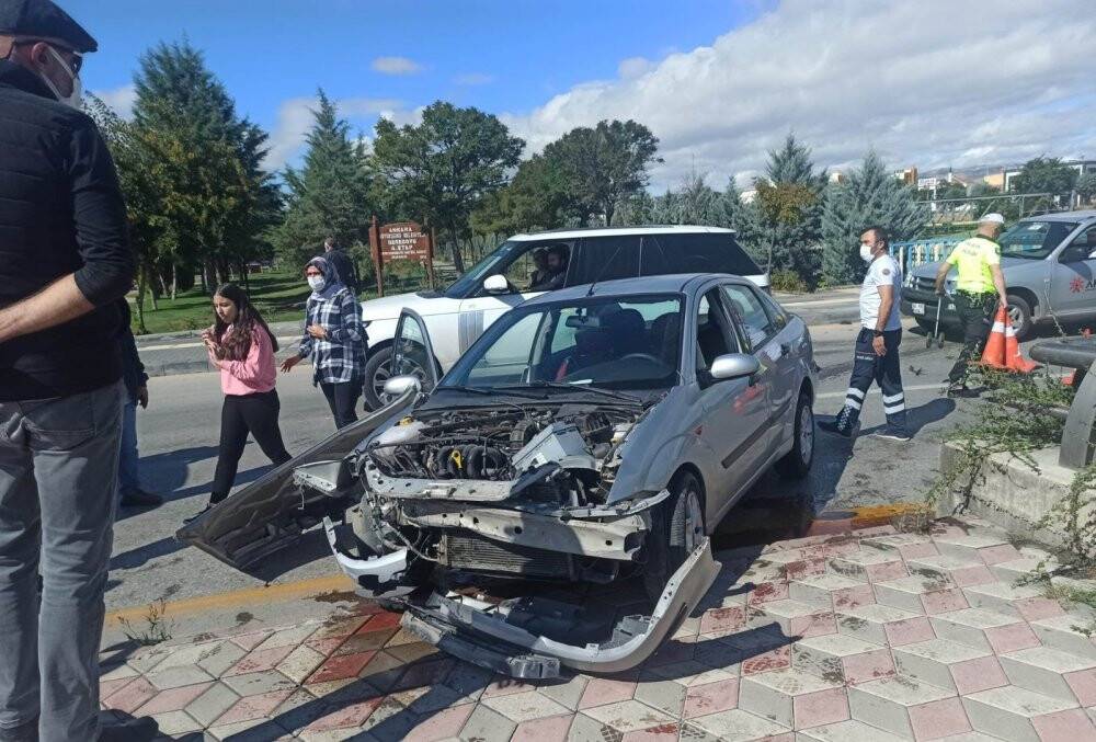 Refüje çarpan otomobil hurdaya döndü: 2 yaralı