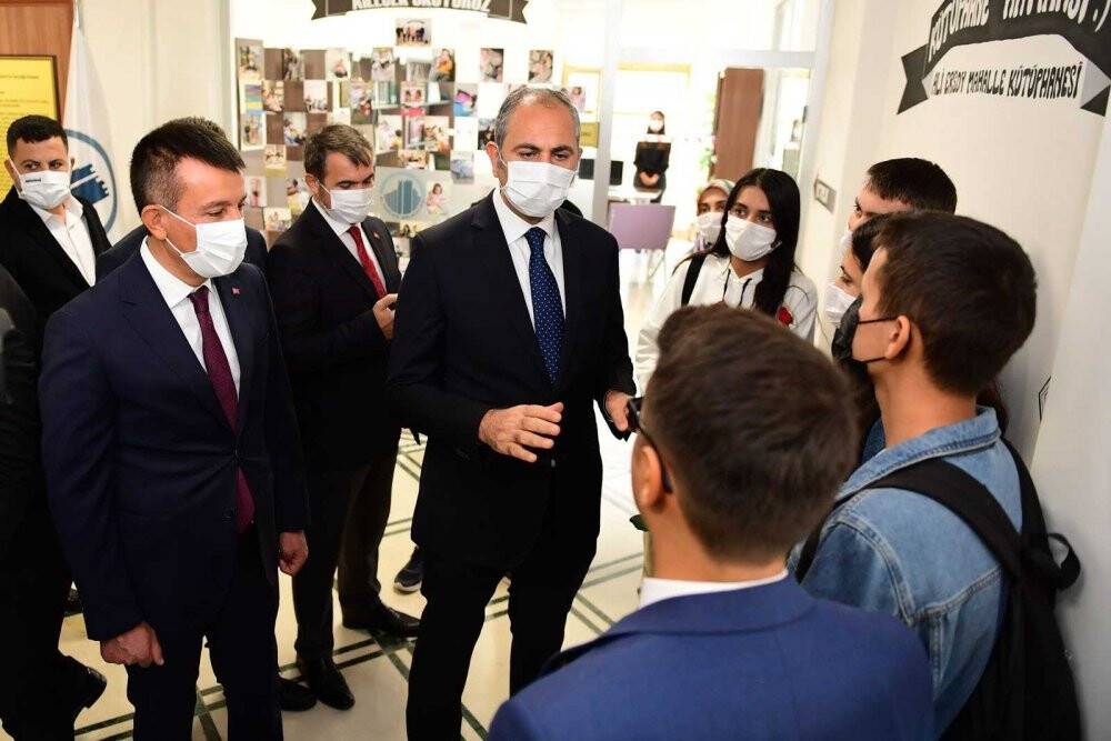 Bakan Gül öğrencilerle buluştu