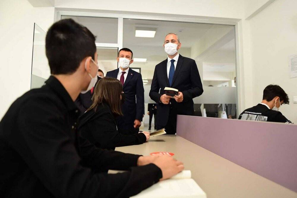 Bakan Gül öğrencilerle buluştu