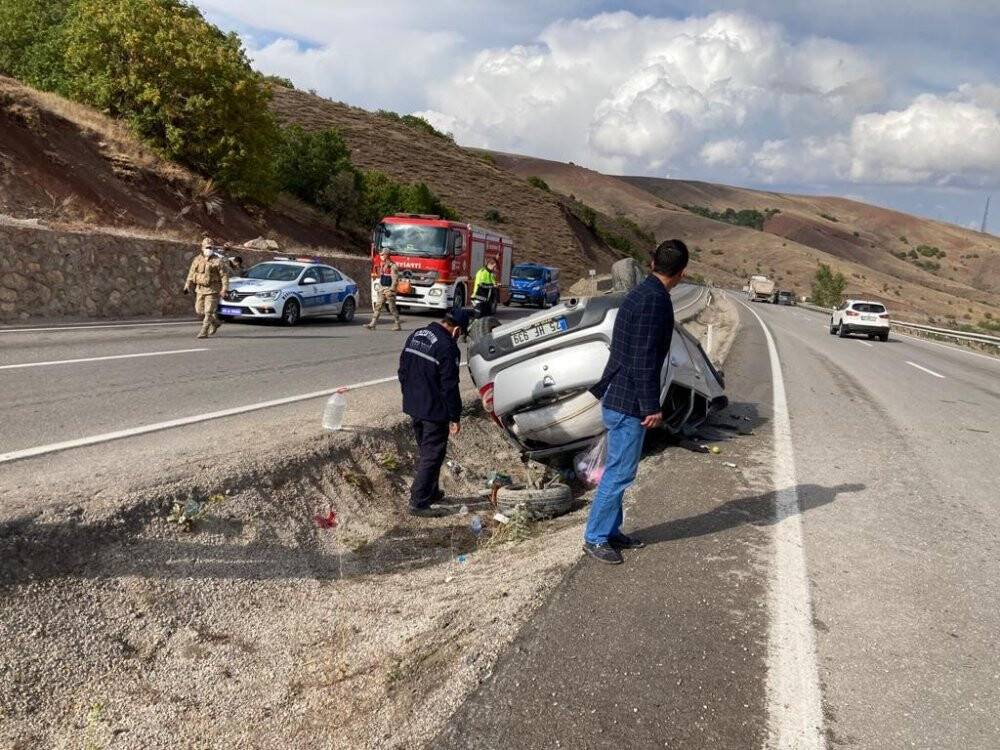 Direksiyon hakimiyetini kaybeden otomobil takla attı