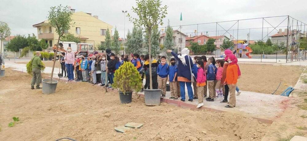Karatay Belediyesi ve öğrencilerden fidan dikim etkinliği