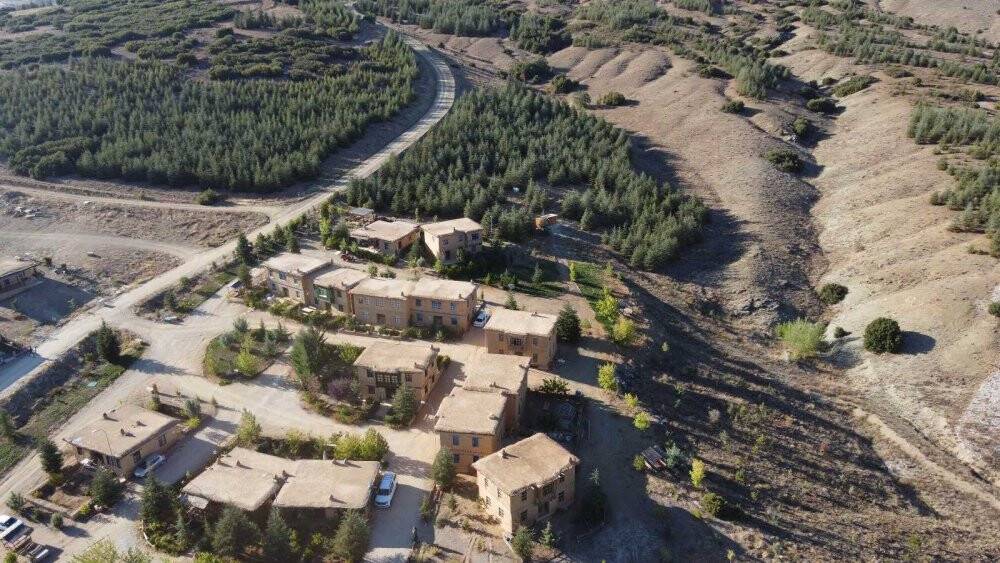 Ünlü modacı Cemil İpekçi, Sonsuz Şükran Köyü’ndeki kerpiç evini atölyeye dönüştürecek