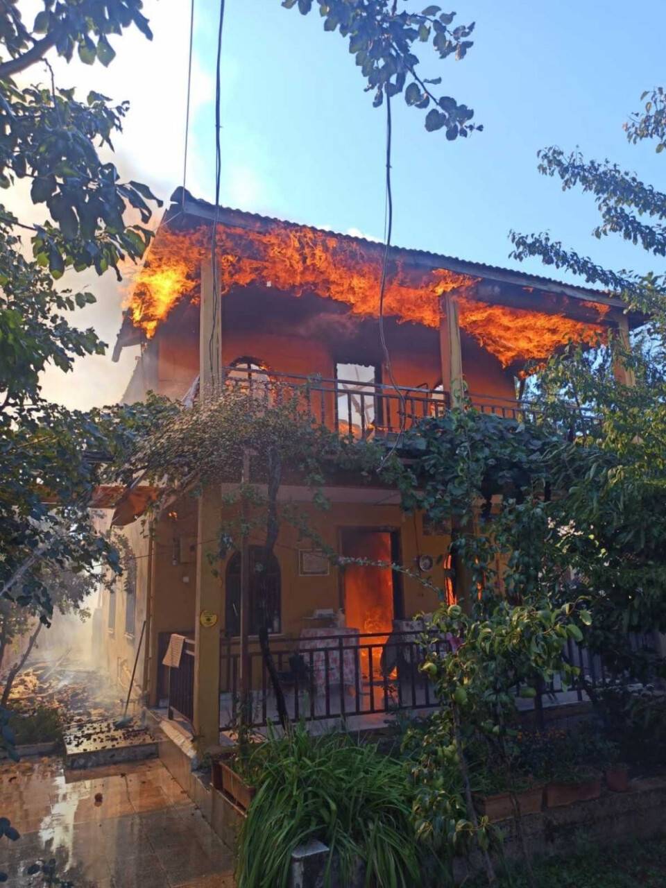 Dubleks ev çıkan yangında küle döndü